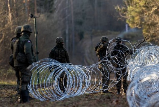 Polandia Pasang Pagar Berduri Melintasi Perbatasan Rusia Setelah Serangan Rudal